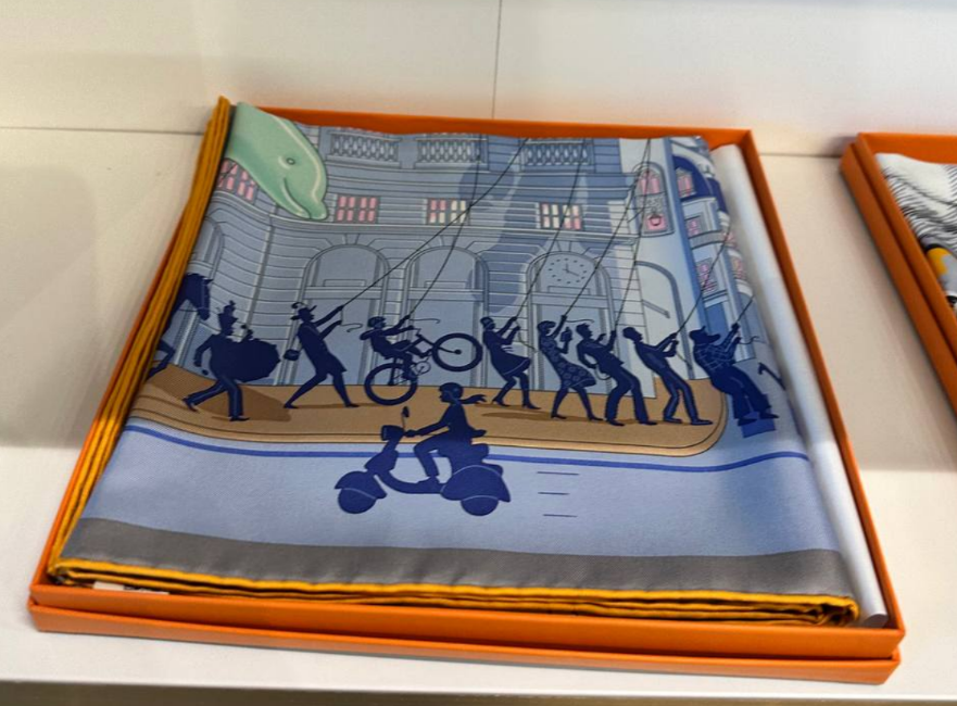 Hermès Scarf Parade 90cm 100% Silk 06 CG/BLANC/Bleu/Rose (new)