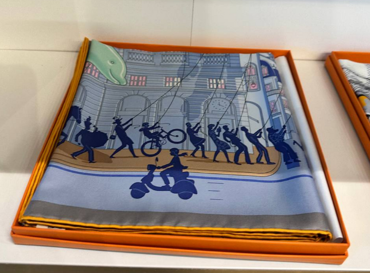 Hermès Scarf Parade 90cm 100% Silk 06 CG/BLANC/Bleu/Rose (new)